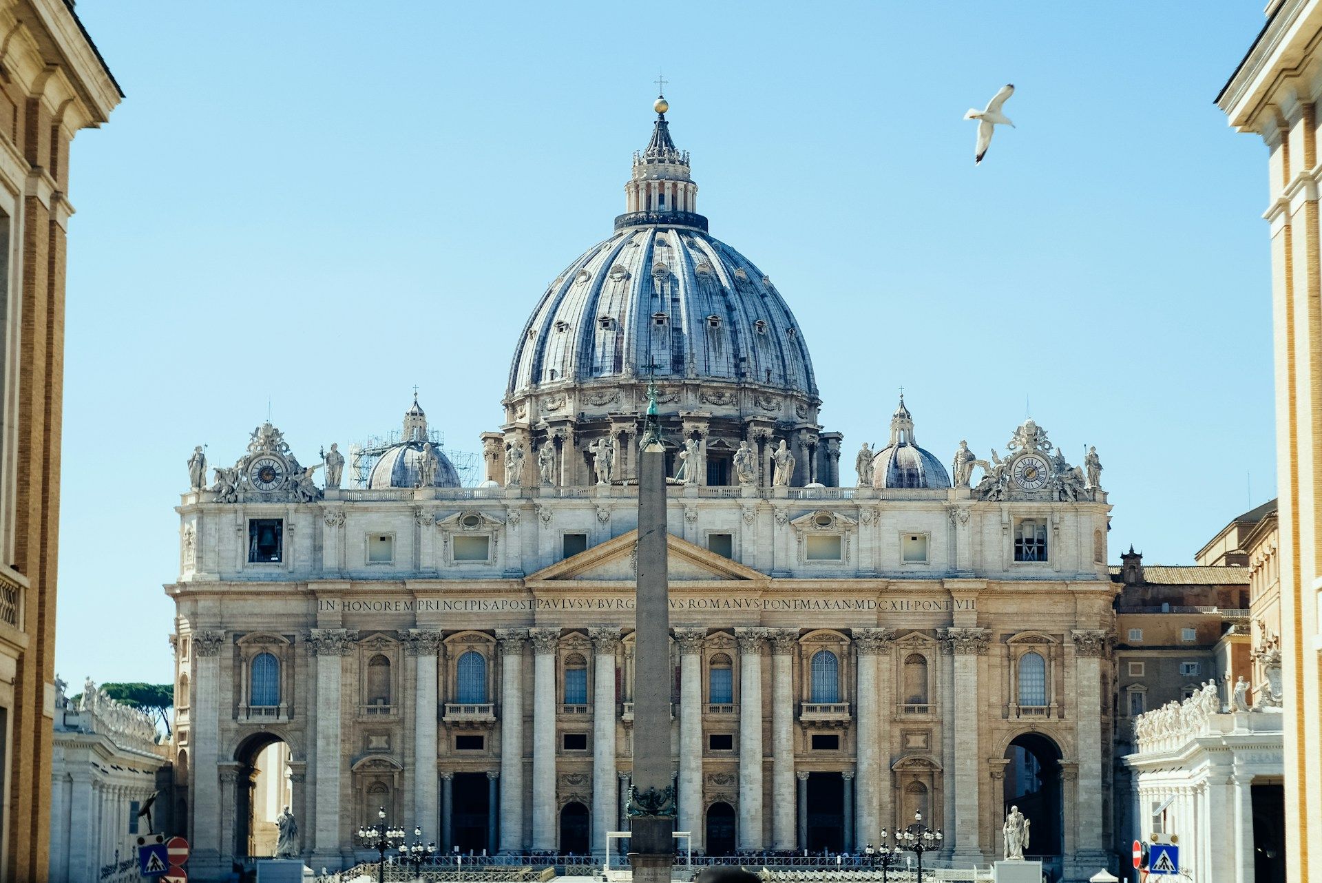 Kardinal Hollerich kritisiert Gerüchte um Konklave angesichts der Krankheit von Papst Franziskus