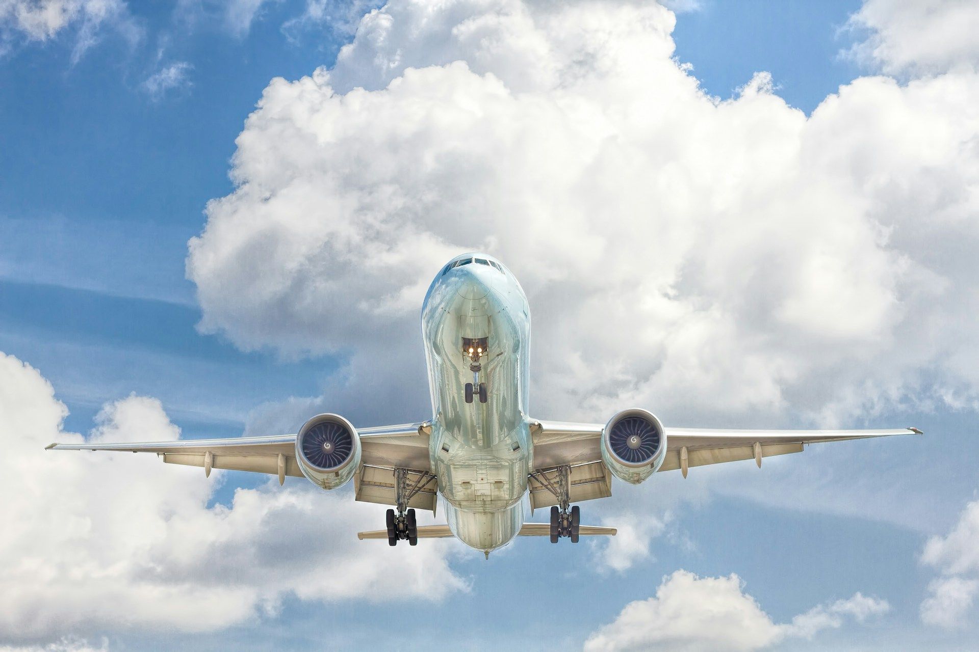 Аварийная ситуация в воздухе: грузовой Boeing сбросил тонны керосина над Германией