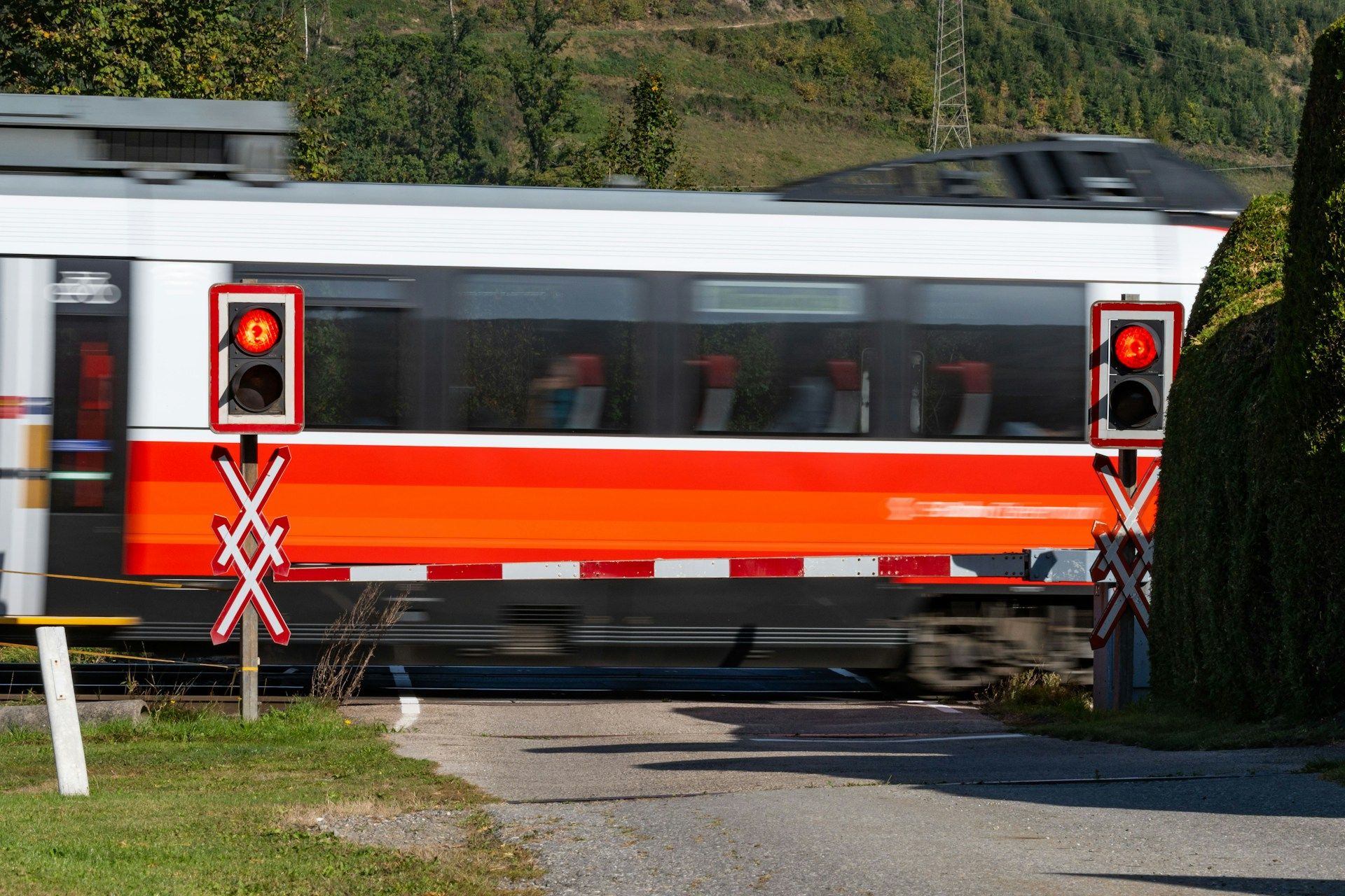Red means death: how the CFL and the Luxembourg police are reminded of the risks of railway crossings