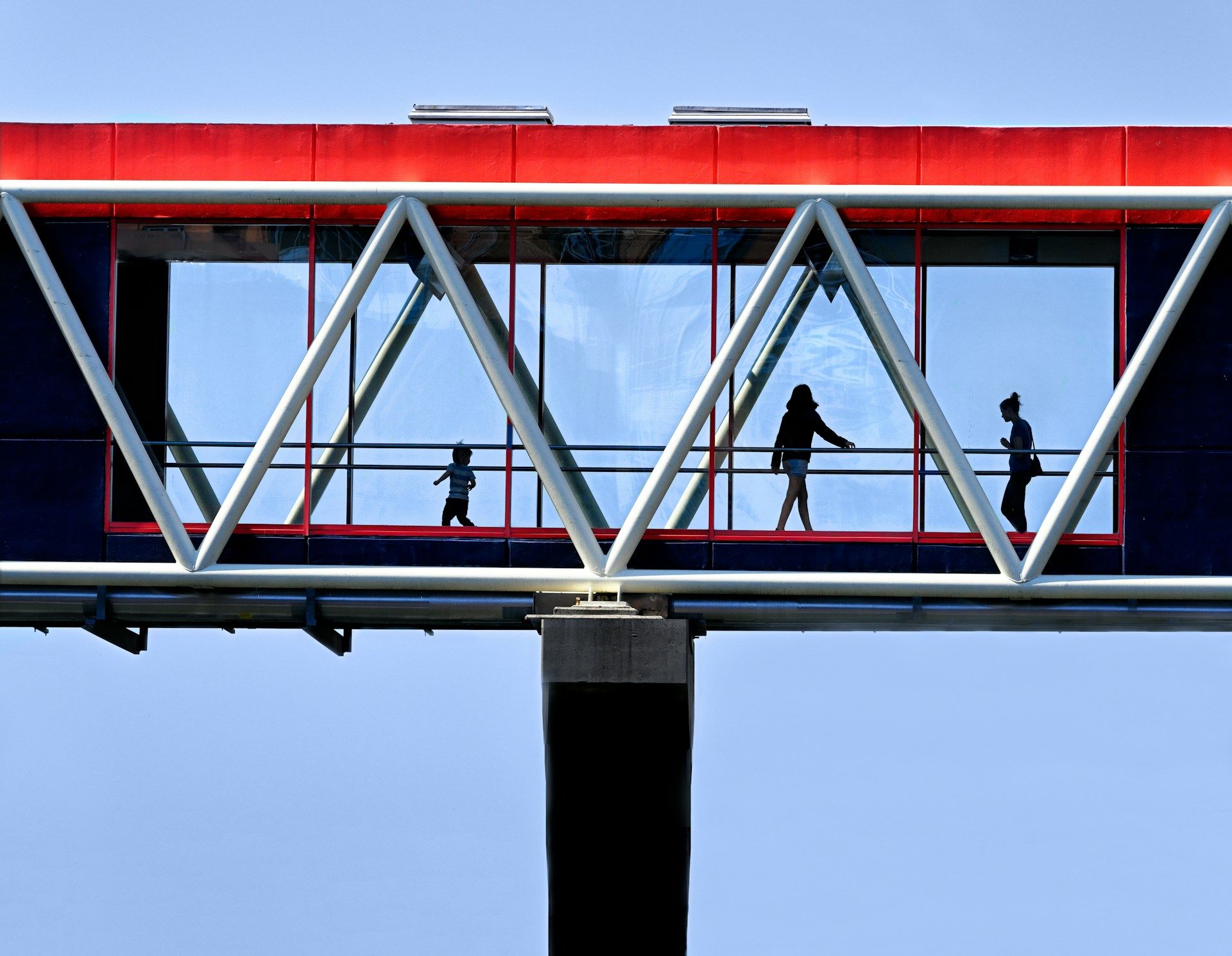 В Бетамбуре установлена новая пешеходная и велосипедная переправа через A3